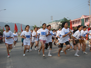 Giải việt dã truyền thống Cúp báo Hòa Bình năm 2010 là một điểm nhấn trong các hoạt động thể thao toàn tỉnh.