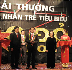 Doanh nhân Nguyễn Văn Phương nhận giải thưởng Sao Đỏ 2011.