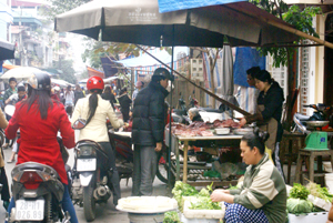 Khách chen chân mua hàng tại một quầy kinh doanh thịt lợn ở chợ Phương Lâm (TP Hòa Bình).
