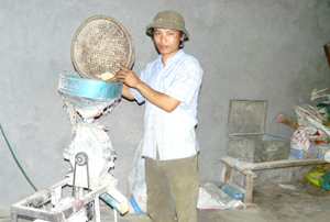 Hộ anh Khương Đức Thụ, xã Cao Sơn với mô hình kinh tế tổng hợp cho thu nhập trên 100 triệu đồng/năm, nhiều năm liền đạt hộ nông dân SX-KD giỏi.