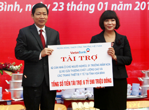 Đồng chí Bùi Văn Cửu, Phó Chủ tịch Thường trực UBND tỉnh nhận tài trợ gần 6,6 tỷ đồng từ đại diện Ngân hàng TMCP Công thương Việt Nam.