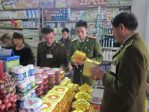 Kiểm tra tại cơ sở kinh doanh mặt hàng thiết yếu dịp Tết thị trấn Lương Sơn.

