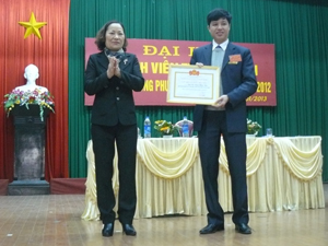 Lãnh đạo NHNN tỉnh tặng bằng khen cho tập thể QTDND liên phường Phương Lâm - Đồng Tiến.
