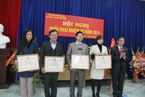 Trưởng Ban quản lý các KCN tặng thưởng các cá nhân có thành tích xuất sắc trong phong trào thi đua năm 2013.