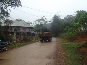 Hệ thống đường giao thông nông thôn ở Hương Nhượng (Lạc Sơn) 
phục vụ đắc lực cho vận chuyển hàng hóa.
