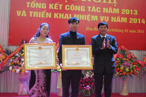 Thừa ủy quyền, đồng chí Trần Đăng Ninh, Phó Chủ tịch UBND tỉnh trao bằng khen của Thủ tướng Chính phủ cho các cá nhân có thành tích xuất sắc thực hiện nhiệm vụ chính trị của Sở GT-VT.