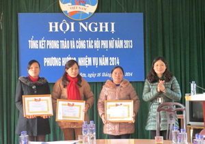 3 tập thể được nhận Bằng khen của Trung ương Hội LHPN Việt Nam
vì đã có thành tích xuất sắc trong công tác Hội Phụ nữ năm 2013.
