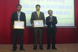 Lãnh đạo Liên minh HTX tỉnh trao giấy chứng nhận cho các HTX điển hình tiên tiến năm 2014.

 

