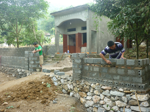 Người dân xã Kim Tiến chủ động chỉnh trang nhà cửa, tường rào theo chuẩn NTM.
