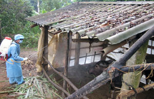 Huyện Yên Thủy vừa triển khai chiến dịch vệ sinh tiêu độc khử trùng trên toàn địa bàn (ảnh chụp tại xóm Hổ, xã Ngọc Lương).