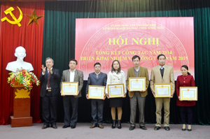 Đồng chí Trần Văn Tiệp, Giám đốc Sở NN&PTN trao tặng giấy khen của Sở NN&PTNT cho 6 tập thể tiêu biểu đã có thành tích xuất sắc trong thực hiện nhiệm vụ năm 2014.