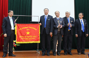 Đồng chí Bùi Văn Khánh, Phó Chủ tịch UBND tỉnh trao cờ đơn vị xuất sắc trong phong trào thi đua năm 2014 cho Sở Công thương.