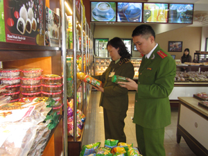 Đoàn kiểm tra liên ngành VSATTP thành phố kiểm tra tại cửa hàng bánh ngọt Phú Thủy, phường Tân Thịnh.

