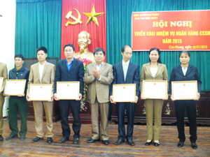 Lãnh đạo huyện Cao Phong tặng giấy khen cho các tập thể xuất sắc trong hoạt động tín dụng chính sách năm 2014.

