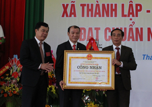 Thừa uỷ quyền của Chủ tịch UBND tỉnh, lãnh đạo Sở KH&ĐT trao Bằng công nhận xã đạt chuẩn NTM cho xã Thành Lập.