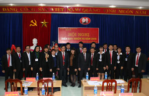 Đồng chí Bùi Văn Khánh, UVTV, Phó Chủ tịch UBND tỉnh và cán bộ viên chức BQL các KCN.