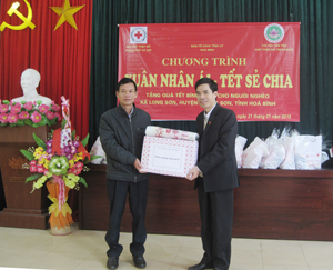 Lãnh đạo Ban Tổ chức Tỉnh ủy tặng quà cho cán bộ, nhân dân xã Long Sơn.