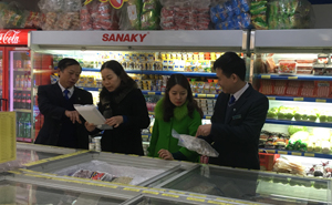 Kiểm tra việc chuẩn bị nguồn hàng cung ứng phục vụ Tết Nguyên đán Bính Thân tại Hoàng Sơn PLAZA của công ty CP đầu tư Sơn Anh.