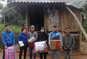 Đội sinh viên tình nguyện trường Cao Đẳng Nghề - 
Đại học Bách Khoa Hà Nội tặng quà cho hộ nghèo xã Chí Thiện.
