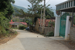 Đường bê tông vào xóm Mai Hoàng Sơn được xây dựng giúp cải thiện cuộc sống của bà con nhân dân trong xóm.