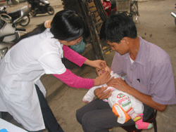 Trạm y tế phường Phương Lâm - TP Hoà Bình thực hiện chiến dịch vi chất dinh dưỡng tại các tổ, cụm dân cư.