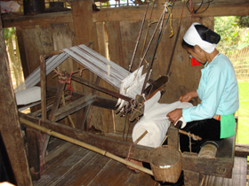 Nhiều gia đình ở huyện Tân Lạc còn lưu giữ nghề dệt thổ cẩm truyền thống.