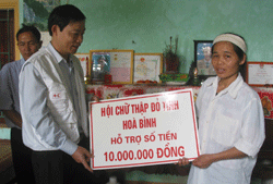 Đ/c Phó Chủ tịch UBND tinh trao số tiền 10 triệu đồng cho bà Nguyễn Thị Bùi.