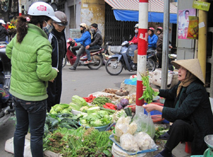 Giá rau tại chợ Ngọc Hà (HN) sáng 7.2 tăng gấp đôi so với ngày thường.