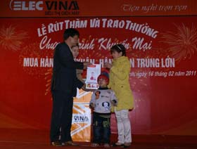 Đại diện Công ty Elecvina trao thưởng cho khách hàng trúng giải
