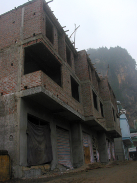 giá vật liệu tăng ảnh hưởng đến tiến độ và giả thành các công trình. (trong ảnh: hạng mục công trình Cửa hàng kinh doanh dịch vụ thị trấn Mường Khến – Tân Lạc).
 
