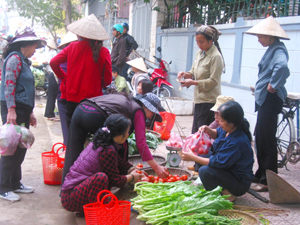Giá cả hàng hoá tăng ảnh hưởng đến đời sống người dân (ảnh chụp tại chợ Nghĩa Phương).