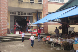 Chợ đầu mối nông sản TT Chi Nê phân thành khu, dãy riêng biệt giúp người dân thuận tiện bán, mua.