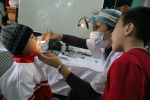Xã Tân Pheo nhận được sự giúp đỡ từ nhiều chương trình, dự án. Trong ảnh: Các bác sỹ khám - chữa bệnh cho người dân Tân Pheo.