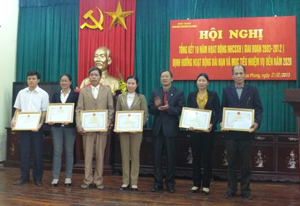 Lãnh đạo UBND huyện Cao Phong tặng giấy khen cho các tập thể có thành tích xuất sắc trong thực hiện tín dụng ưu đãi trên địa bàn.