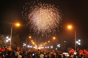 Chùm pháo hoa rực rỡ trên cầu Hòa Bình, bên dòng sông Đà được người dân thành phố Hòa Bình hân hoan chào đón.