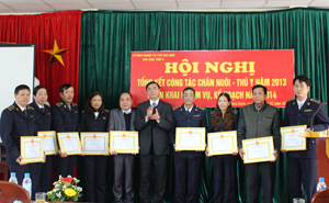Đồng chí Hoàng Văn Tứ - TVTU, Giám đốc Sở NN&PTNT khen thưởng cho các cá nhân đạt danh hiệu CSTĐ cấp cơ sở năm 2013.