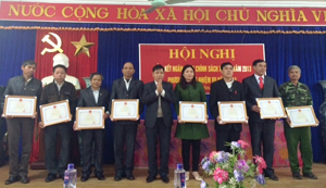 Lãnh đạo huyện Lạc Sơn tặng giấy khen cho các tập thể xuất sắc trong hoạt động tín dụng chính sách năm 2013.