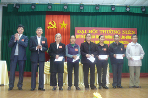 Lãnh đạo Quỹ TDND liên phường Phương Lâm - Đồng Tiến tặng thưởng cho các thành viên có nhiều đóng góp trong hoạt động kinh doanh năm 2013.





