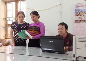 Thành viên tổ TK&VV xã Mai Hạ (Mai Châu) trao đổi cách sử dụng vốn vay ưu đãi hiệu quả.

