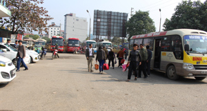 Lưu lượng xe xuất bến và hành khách tăng cao dịp giáp Tết tại khi vực Bến xe khách Trung tâm thành phố Hòa Bình.

