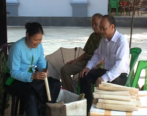 Khách du lịch mua sản phẩm cơm lam tại khu du lịch suối khoáng Kim Bôi.