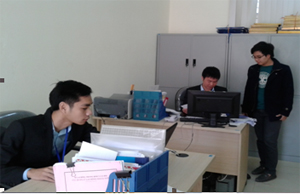 Cán bộ Phòng Việc làm - An toàn lao động (Sở LĐ -TB&XH) thẩm định hồ sơ của đơn vị tuyển dụng xuất khẩu lao động.

