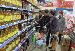 Người tiêu dùng đã rục rịch mua sắm hàng Tết tại siêu thị Vì hòa bình.