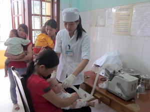 Bệnh viện Đa khoa huyện Đà Bắc tiếp nhận, điều trị bệnh nhi mắc cúm mùa.