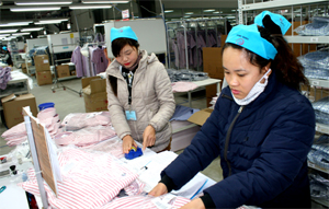 Doanh nghiệp KCN giải quyết việc làm cho 13.600 lao động, chủ yếu là người địa phương. Ảnh: Công ty may xuất khẩu Esquel Việt Nam, KCN Lương Sơn giải quyết việc làm cho 2800 lao động.