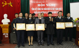 Lãnh đạo Sở NN & PTNT trao cho các cá nhân đạt danh hiệu Chiến sỹ thi đua cấp cơ sở.

 

