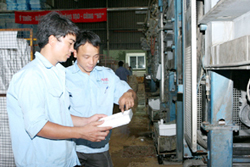 Kiểm tra chất lượng sản phẩm tại Công ty CP Hanel xốp nhựa (khu công nghiệp Sài Đồng B, Hà Nội).
