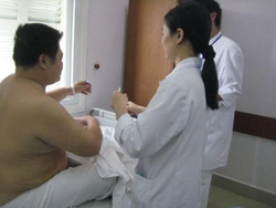 Một bệnh nhân đặt đai giảm béo tại BV Việt Đức