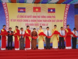 Chủ tịch nước Nguyễn Minh Triết và các đại biểu cắt băng khánh thành Trạm kiểm soát liên hợp cửa khẩu quốc tế Hoa Lư.