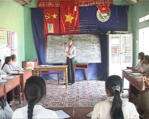 Trung tâm học tập cộng đồng xã Cao Sơn (Đà Bắc) tổ chức tập huấn kỹ thuật cho các hội viên.